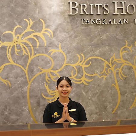 Brits Hotel Pangkalanbuun Extérieur photo